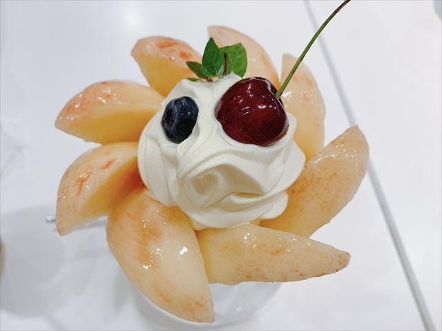 フルーツむらはた富山大和店 季節のパフェ・水蜜桃パフェ【子連れ】