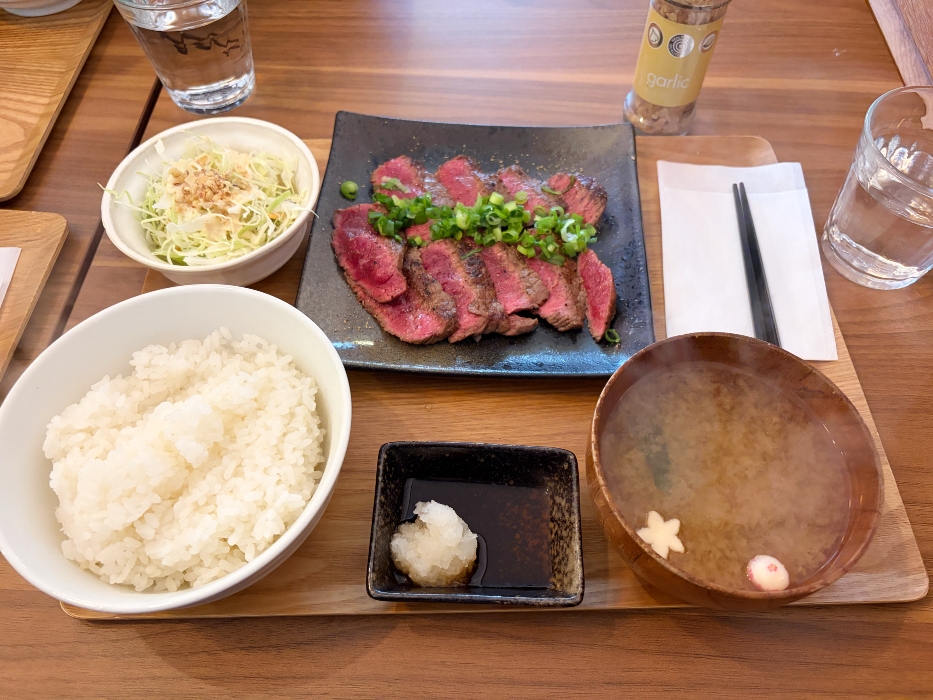 国産牛ステーキ丼専門店 ほし乃ステーキ定食