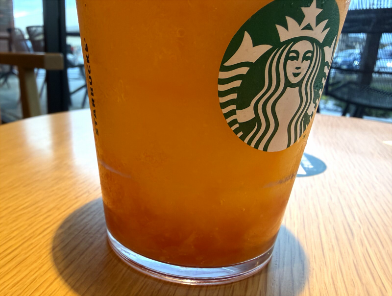 ぎゅぎゅっと オレンジ & マンゴー フラペチーノ